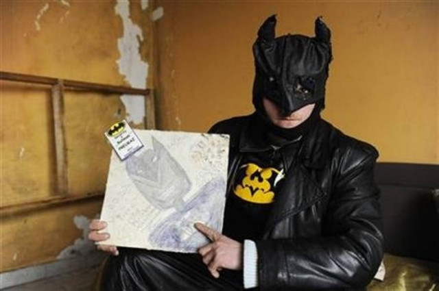 Ντύθηκε και Μπάτμαν και κάνει καλές πράξεις