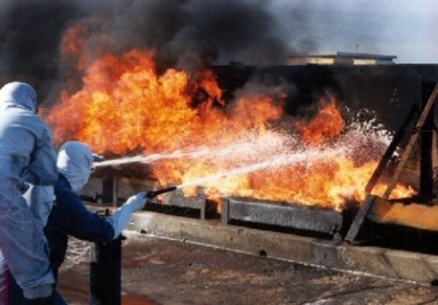 Ένας πυροσβέστης τραυματίας από φωτιά σε πλοίο στον Πειραιά