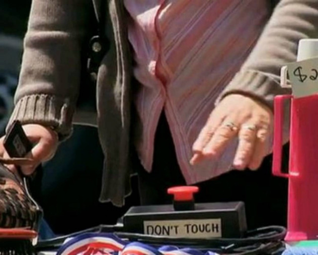 Ξεκαρδιστική φάρσα – Μην πατάς το κόκκινο κουμπί!