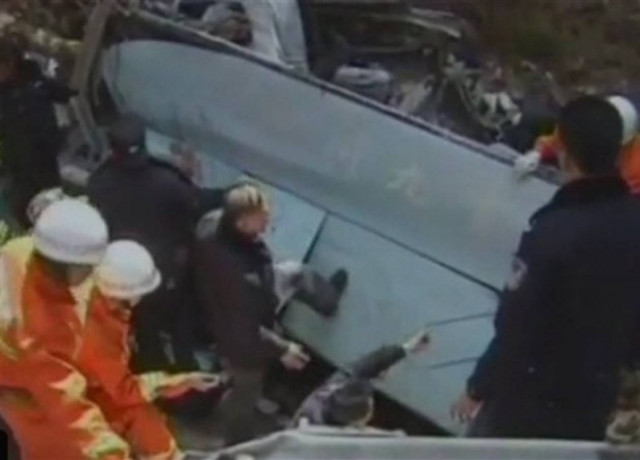 Δεκαπέντε νεκροί από πτώση λεωφορείου σε χαράδρα