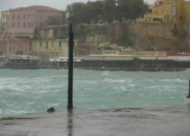 Ζημιές στο λιμάνι Χανίων από την κακοκαιρία