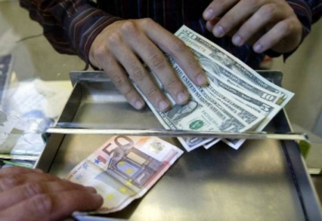 Ποιος υποστηρίζει ότι το δολάριο θα σώσει την Ελλάδα