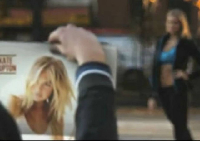 Διαφήμιση μοντέλου κόπηκε για το προκλητικό μπλουζάκι