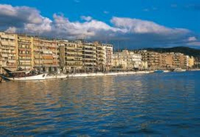 Άνδρας έπεσε στο λιμάνι του Βόλου