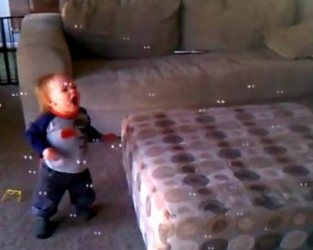 Μωρό βλέπει για πρώτη φορά στη ζωή του σαπουνόφουσκες!