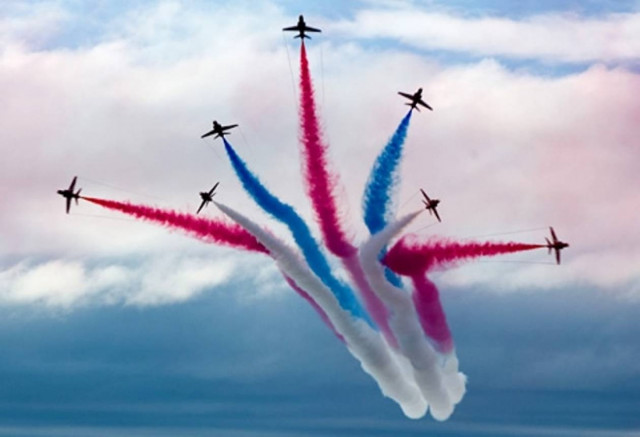 Η Κρήτη … χάζεψε με τους Red Arrows