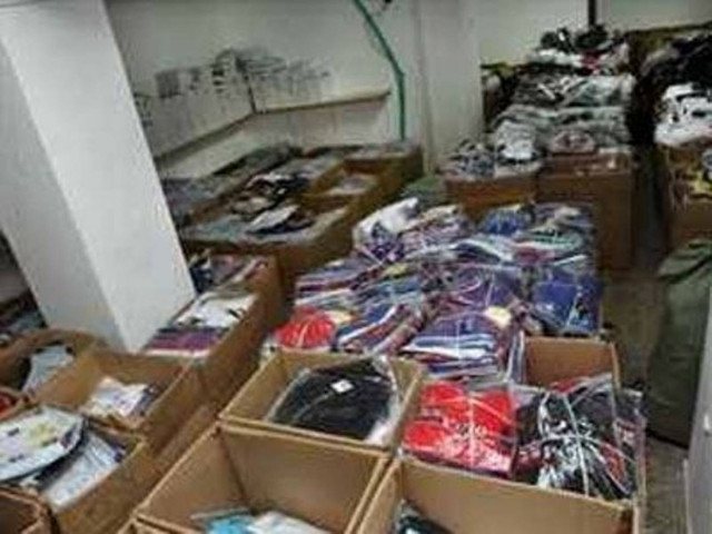 Μετέφεραν «μαϊμού» ρούχα σε αποθήκη στο Γκάζι