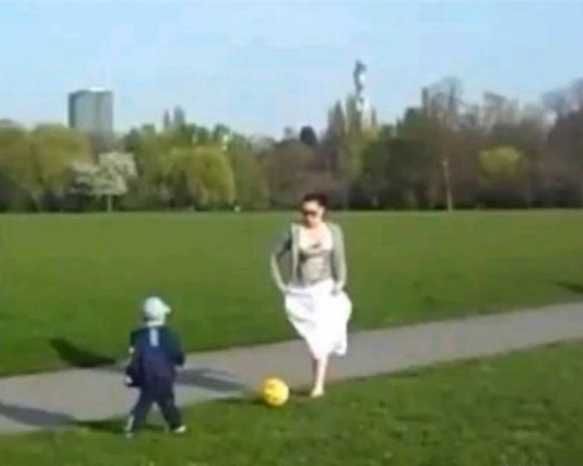 «Άμπαλη» μαμά χτυπάει κατά λάθος παιδάκι στο κεφάλι!