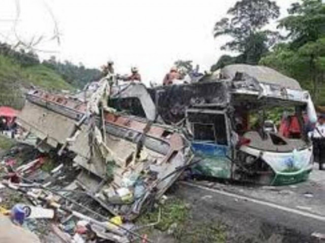 Πολύνεκρη σύγκρουση λεωφορείου με φορτηγό