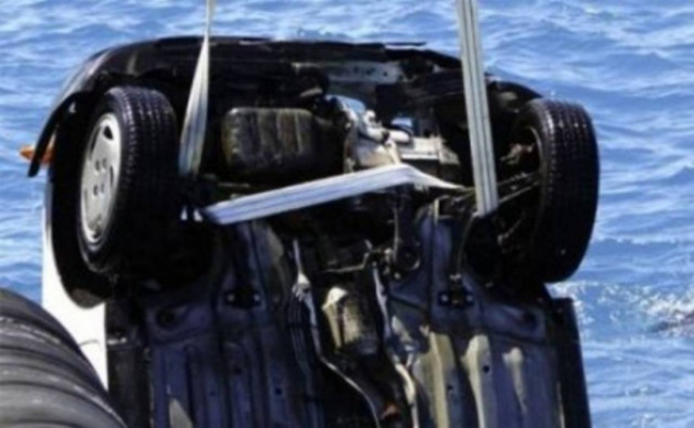 Αυτοκίνητο έπεσε στη θάλασσα