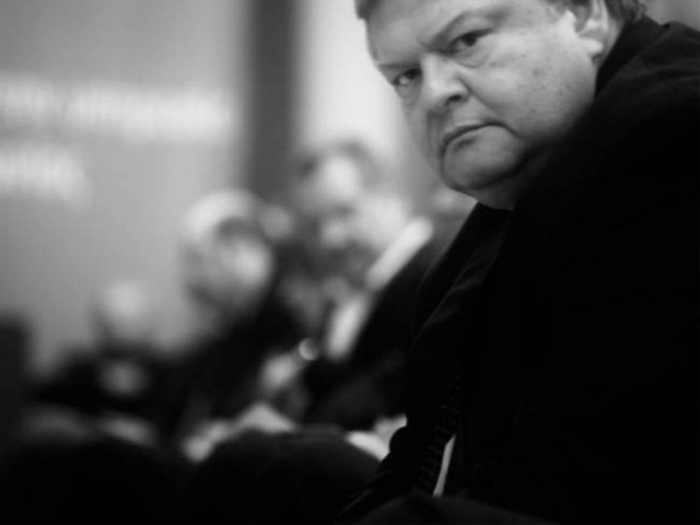 ΓΑΠ βγαίνει, Μπένι μπαίνει