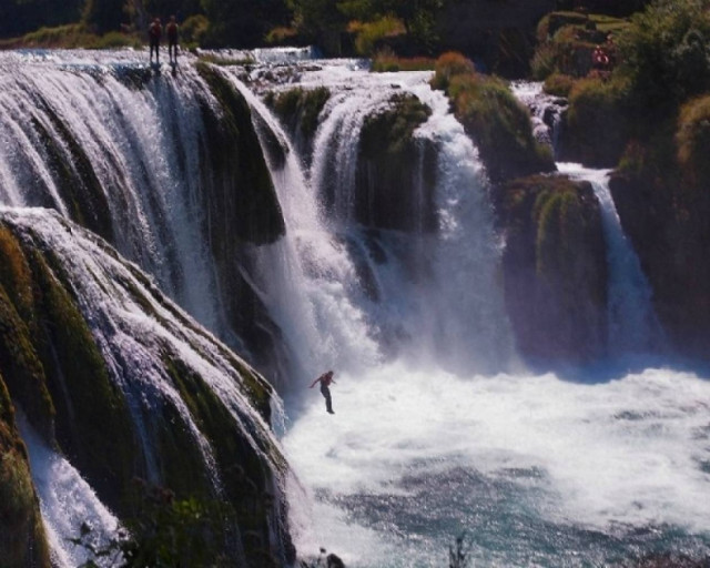 Ριψοκίνδυνες βουτιές από καταρράκτες!
