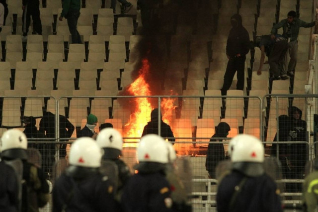 Δύο αστυνομικοί σοβαρά τραυματίες - Έρευνα για τις μολότοφ