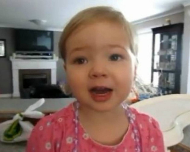 Μια 2χρονη «ερμηνεύει» το Someone Like You της Adele!