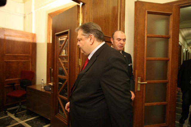 Ο Βενιζέλος ευχαρίστησε τον Λουκά Παπαδήμο στο υπουργικό