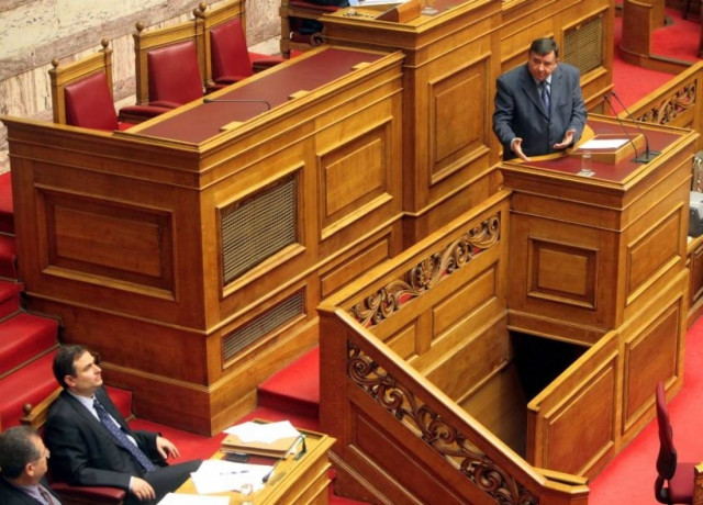 Αντεγκλήσεις Καρατζαφέρη-Σαχινίδη στη Βουλή