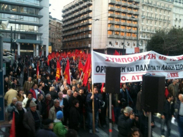ΦΩΤΟΡΕΠΟΡΤΑΖ: Εικόνες από τη συγκέντρωση του Κ.Κ.Ε. στο Σύνταγμα