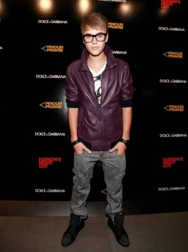 Αν είναι να πάρεις κάτι από τον Τζάστιν Μπίμπερ, ας είναι να το γούστο του για τα γυαλιά...