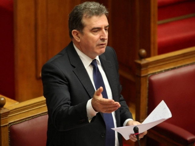 Παπαδήμο ως την άνοιξη του 2013 θέλει ο Χρυσοχοΐδης