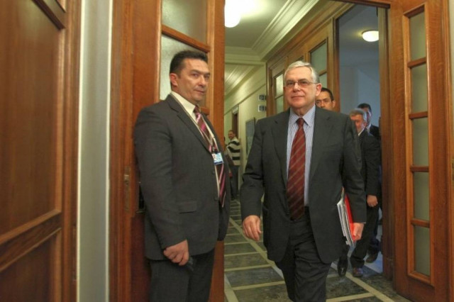 Λ. Παπαδήμος: Μη χαλαρώνετε λόγω διάλυσης της Βουλής