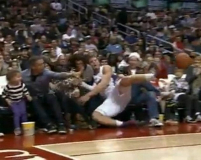 Να γιατί δεν πρέπει να τρως και να πίνεις στο γήπεδο!