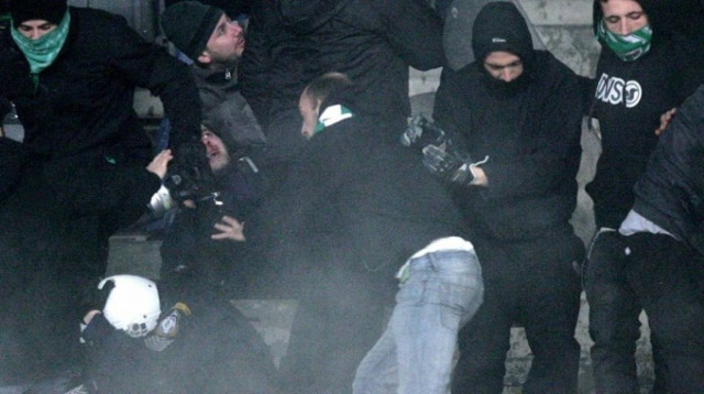 Νέες φωτογραφίες από τα επεισόδια στο ΟΑΚΑ