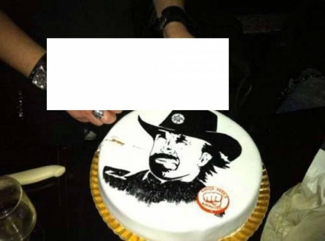 Τούρτα Τσακ Νόρις ήθελες; Καλά να πάθεις!