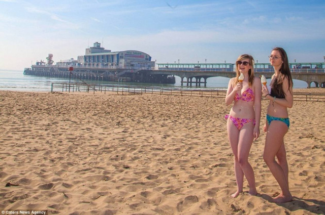 Οι Βρετανοί ξεχύθηκαν στις παραλίες