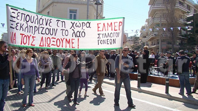 Ρέθυμνο: Παρέλαση με καθυστέρηση και καθιστική διαμαρτυρία
