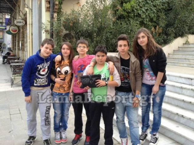 Μαθητές Γυμνασίου βρήκαν τσάντα και την παρέδωσαν