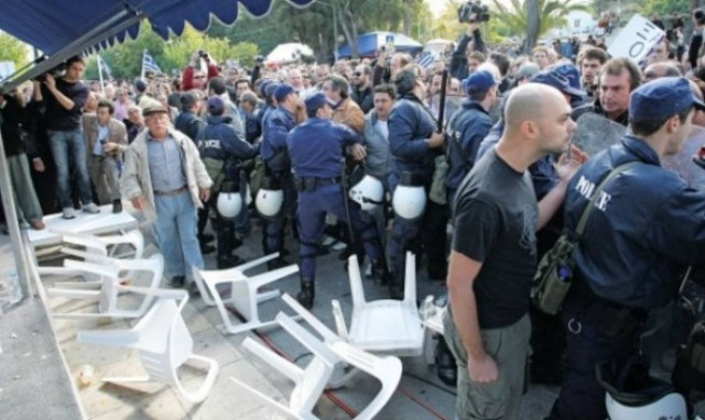 Οι Χιώτες δεν επέτρεψαν την έναρξη της παρέλασης!