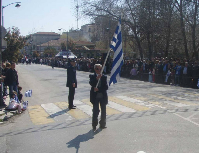 Εξαφανίστηκαν οι βουλευτές των Τρικάλων από την παρέλαση!