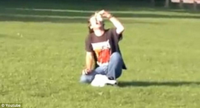 Βρήκε στο πάρκο ένα νεκρό περιστέρι και το έφαγε