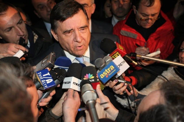 Επιμένει στις "εκλογές με κοντομάνικα" ο Καρατζαφέρης