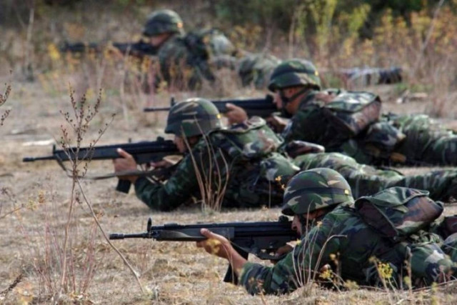 Η κρίση πάει… στρατό!