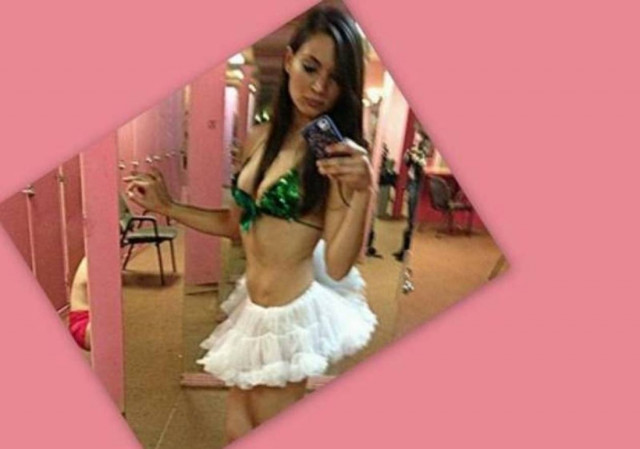 Tο πρωί δημοσιογράφος σε εφημερίδα, το βράδυ στρίπερ!