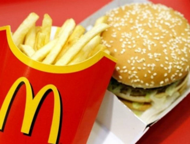 McDonald’s: Απέσυραν τη ρόζ γλίτσα από τα χάμπουργκερ