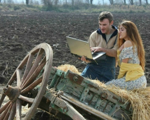 Ο Κίτσος και η Τασούλα στα προεκλογικά σποτ ΠΑΣΟΚ και ΝΔ