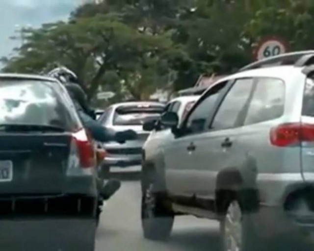 Όταν άνδρας μοτοσικλετιστής εκνευρίζεται με γυναίκα οδηγό