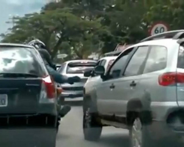 Όταν άνδρας μοτοσικλετιστής εκνευρίζεται με γυναίκα οδηγό...