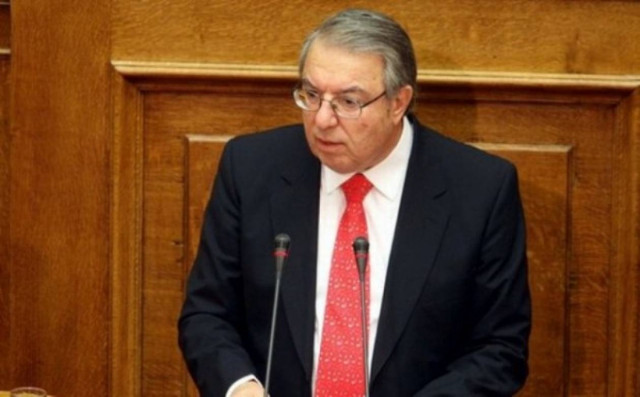 Στη «σέντρα» ο Μπαμπινιώτης για το νόμο των ΑΕΙ