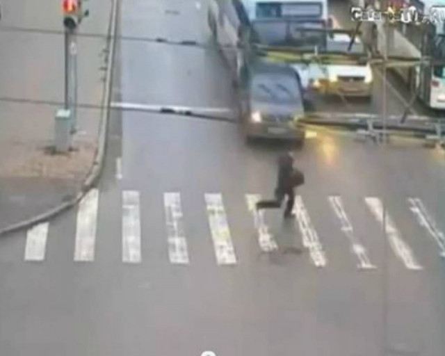 Πεζός γλιτώνει... παρά τρίχα από τρελή πορεία λεωφορείου