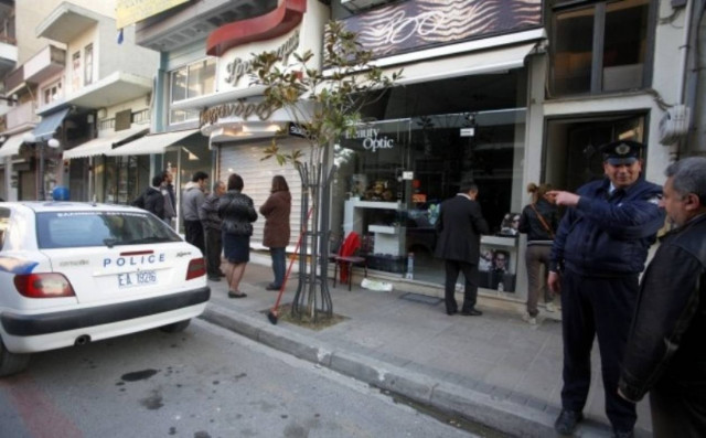 Ληστές «γάζωσαν» περιπολικό σε κοσμηματοπωλείο στο Άργος