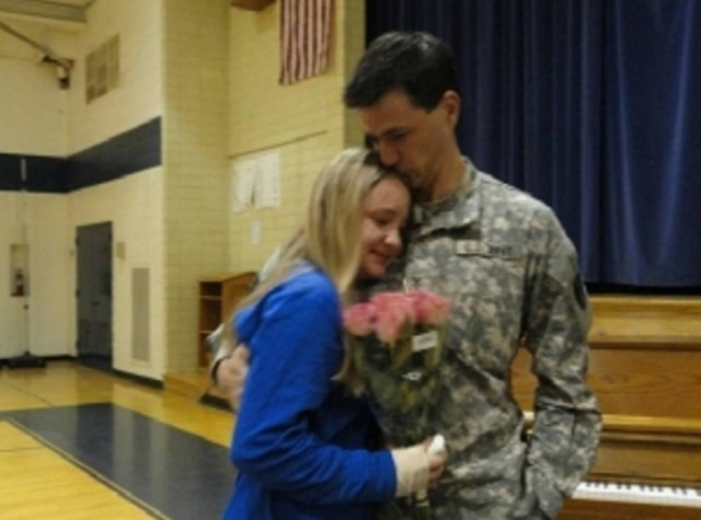 Βίντεο: Πατέρας με κόρη αντάμωσαν μετά από οχτώ μήνες