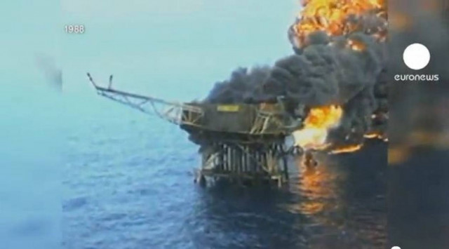 Βίντεο: Εφοδος της Greenpeace για τη διαρροή στην εξέδρα της Total