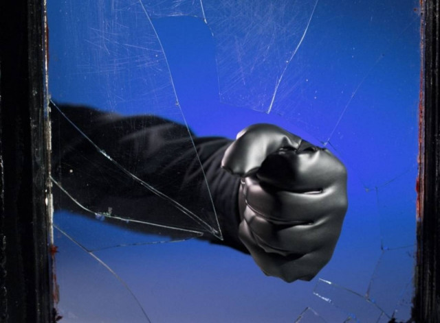 Εισβολή κουκουλοφόρων σε διαμέρισμα της Καλλιθέας