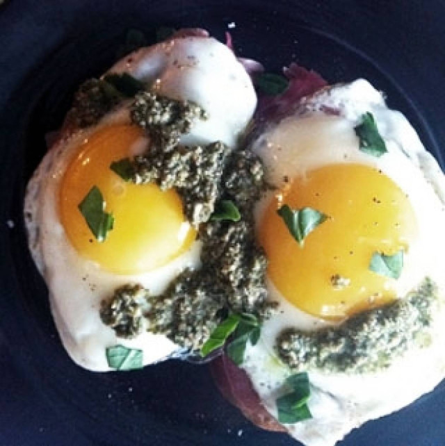 Εργένικες συνταγές: #26. Τηγανητά αυγά με πέστο και προσιούτο