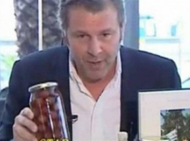 Ο Α. Γκλέτσος μοιράζει δωρεάν ελιές και λάδι στο Κερατσίνι