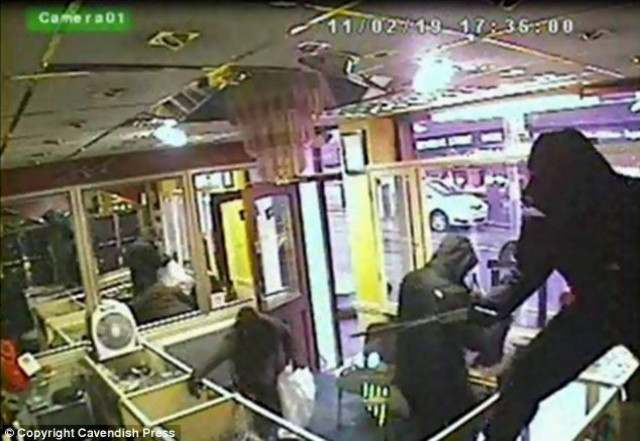 ΒΙΝΤΕΟ: Ληστεία σε κοσμηματοπωλείο κατεγράφη από κάμερα