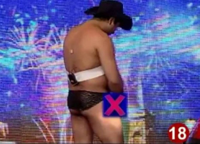 Τραβάει αυτοκίνητα με το μόριό του